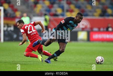 Düsseldorf Düsseldorf, Deutschland. 10 Nov, 2018. firo: 10.11.2018 Fußball, Fußball: 1. Bundesliga, Saison 2018/2019 Fortuna Düsseldorf Düsseldorf - Hertha BSC Berlin 4:1 Hertha Salomon Kalou, Duellen, Duell, Fortuna Kevin Stoger, Stoeger, | Nutzung der weltweiten Kredit: dpa/Alamy leben Nachrichten Stockfoto
