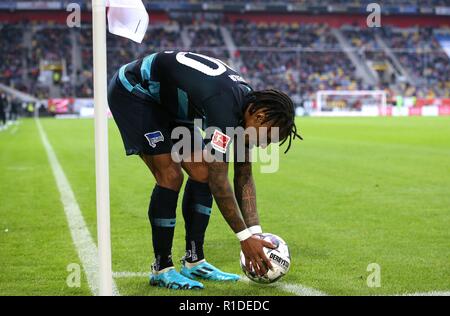 Düsseldorf Düsseldorf, Deutschland. 10 Nov, 2018. firo: 10.11.2018 Fußball, Fußball: 1. Bundesliga, Saison 2018/2019 Fortuna Düsseldorf Düsseldorf - Hertha BSC Berlin 4:1 Hertha Valentino Lazaro, Ecke, Winkel, Single Action | Verwendung der weltweiten Kredit: dpa/Alamy leben Nachrichten Stockfoto