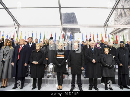 Paris, Frankreich. 11 Nov, 2018. Der russische Präsident Wladimir Putin (4. R, vorne), Bundeskanzlerin Angela Merkel (3.L, vorne) und US-Präsident Donald Trump (2.L, vorne) ein Festakt des 100. Todestages der Waffenstillstand des Ersten Weltkriegs in Paris, Frankreich, November 11, 2018 zu markieren. Credit: Chen Yichen/Xinhua/Alamy leben Nachrichten Stockfoto