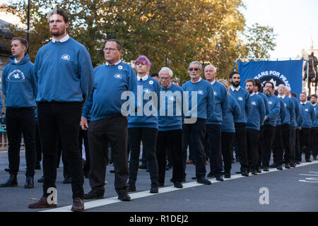 London, Großbritannien. 11. November 2018. Ex-Mitarbeitern von den Veteranen für den Frieden UK (VFP-UK) der Erinnerung Sonntag Zeremonie am Ehrenmal in London auf den 100. Jahrestag der Unterzeichnung der Waffenstillstand, dem Ende des ersten Weltkriegs markiert. VFP UK wurde 2011 gegründet und arbeitet die Außen- und Verteidigungspolitik der UK für das größere Ziel der Frieden in der Welt zu beeinflussen. Stockfoto