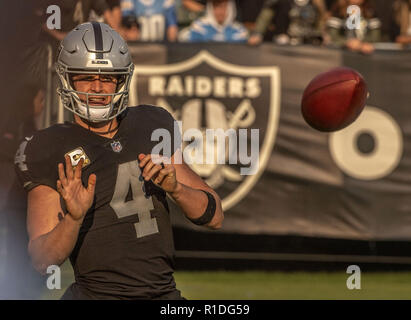 Oakland, Kalifornien, USA. 11 Nov, 2018. Oakland Raiders Quarterback Derek Carr (4) am Sonntag, 11. November 2018, bei Oakland-Alameda County Coliseum in Oakland, Kalifornien. Die Ladegeräte besiegt die Räuber 20-6. Credit: Al Golub/ZUMA Draht/Alamy leben Nachrichten Stockfoto