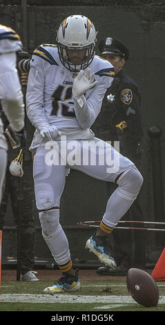Oakland, Kalifornien, USA. 11 Nov, 2018. Los Angeles Ladegeräte wide receiver Keenan Allen (13) feiert Touchdown am Sonntag, 11. November 2018, bei Oakland-Alameda County Coliseum in Oakland, Kalifornien. Die Ladegeräte besiegt die Räuber 20-6. Credit: Al Golub/ZUMA Draht/Alamy leben Nachrichten Stockfoto