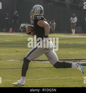 Oakland, Kalifornien, USA. 11 Nov, 2018. Oakland Raiders Börsenspekulant Johnny Townsend (5) Halten Sie die Kugel in den 1. auf Sonntag, 11 November, 2018, Oakland-Alameda County Coliseum in Oakland, Kalifornien. Die Ladegeräte besiegt die Räuber 20-6. Credit: Al Golub/ZUMA Draht/Alamy leben Nachrichten Stockfoto