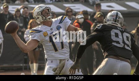 Oakland, Kalifornien, USA. 11 Nov, 2018. Los Angeles Ladegeräte Quarterback Philip Flüsse (17) Segel pass downfield am Sonntag, 11. November 2018, bei Oakland-Alameda County Coliseum in Oakland, Kalifornien. Die Ladegeräte besiegt die Räuber 20-6. Credit: Al Golub/ZUMA Draht/Alamy leben Nachrichten Stockfoto