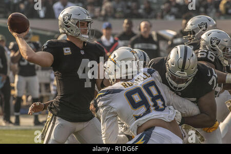 Oakland, Kalifornien, USA. 11 Nov, 2018. Oakland Raiders Quarterback Derek Carr (4) am Sonntag, 11. November 2018, bei Oakland-Alameda County Coliseum in Oakland, Kalifornien. Die Ladegeräte besiegt die Räuber 20-6. Credit: Al Golub/ZUMA Draht/Alamy leben Nachrichten Stockfoto