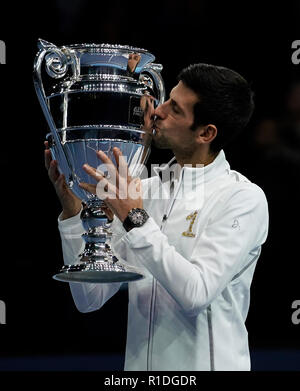 London, Großbritannien. 11 Nov, 2018. Novak Djokovic aus Serbien küsst mit die Nummer eins der Welt Trophy am 1. Tag der ATP World Tour Finale in der O2 Arena in London, Großbritannien an November 11, 2018. Credit: Han Yan/Xinhua/Alamy leben Nachrichten Stockfoto