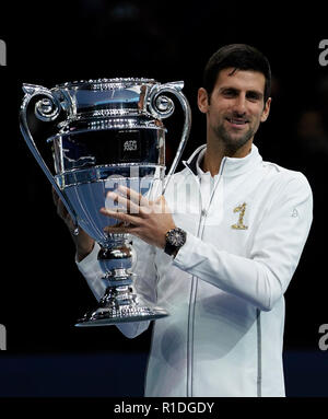 London, Großbritannien. 11 Nov, 2018. Novak Djokovic aus Serbien wirft mit die Nummer eins der Welt Trophy am 1. Tag der ATP World Tour Finale in der O2 Arena in London, Großbritannien an November 11, 2018. Credit: Han Yan/Xinhua/Alamy leben Nachrichten Stockfoto
