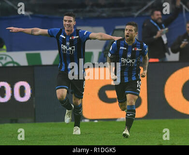 Bergamo, Italien. 11 Nov, 2018. Die Atalanta Alejandro Gomez (R) feiert mit Mannschaftskameraden in der Serie A Fußball Spiel zwischen Atalanta und Inter in Bergamo, Italien, November 11, 2018. Atalanta gewann 4-1. Credit: Alberto Lingria/Xinhua/Alamy leben Nachrichten Stockfoto