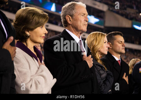 Philadelphia, Pennsylvania, USA. 11 Nov, 2018. Der ehemalige Präsident George W Bush und ehemalige First Lady Laura Bush sieht für die Nationalhymne vor der NFL Spiel zwischen den Dallas Cowboys und die Philadelphia Eagles am Lincoln Financial Field in Philadelphia, Pennsylvania. Christopher Szagola/CSM/Alamy leben Nachrichten Stockfoto