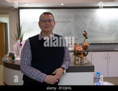 Berlin, Deutschland. 08 Nov, 2018. Ralf Schäfer, Leiter des Immanuel Seniorenzentrum Schöneberg, ist in der Fertigung. Am 14. November, wird es der erste Start in Deutschland ein Qualitätssiegel für so genannte LSBTI zu erhalten * Groß- und Kleinschreibung achten. (' Zu 'Diversity als Ort zum Leben' - Bewohner Schöneberger Heim pflegt'* innen'' ab 12.11.2018) Credit: Paul Zinken/dpa/Alamy leben Nachrichten Stockfoto