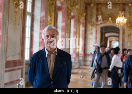 Schloss Rundale, Lettland. 26 Aug, 2018. Der Kunsthistoriker und langjährige schloss Direktor Imants Lancmanis steht in Schloss Rundale im Goldenen Saal. Die Lettischen Kunsthistoriker Imants Lancmanis hat mehr als 50 Jahre seines Lebens auf, die Wiederherstellung der größten barocken Schloss in den Baltischen Staaten gewidmet. Nun, der Herr der Burg in den Ruhestand. (Dpa-KORR.: 'Genug renoviert: Herr der Burg der "Lettische Versailles' in den Ruhestand" vom 12.11.2018) Credit: Alexander Welscher/dpa/Alamy leben Nachrichten Stockfoto