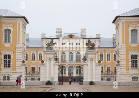 Schloss Rundale, Lettland. 26 Aug, 2018. Eingangsbereich von Schloss Rundale in Lettland mit einem Portal von zwei Löwen bewacht. Die Lettischen Kunsthistoriker Lancmanis mehr als 50 Jahre seines Lebens auf, die Wiederherstellung der größten barocken Schloss in den Baltischen Staaten gewidmet hat. Nun, der Herr der Burg in den Ruhestand. (Dpa-KORR.: 'Genug renoviert: Herr der Burg der "Lettische Versailles' in den Ruhestand" vom 12.11.2018) Credit: Alexander Welscher/dpa/Alamy leben Nachrichten Stockfoto