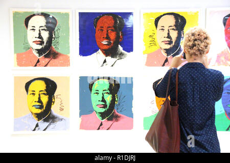 New York, USA. 06 Nov, 2018. Ein Besucher Fotos Andy Warhol's Bild Serie von Mao Zedong am US-Retrospektive zum Werk des Künstlers im New Yorker Whitney Museum. Die ersten großen US-Retrospektive der Arbeiten der Künstler Andy Warhol (1928-1987) in rund 30 Jahren hat es auf Ansicht seit Montag. Credit: Christina Horsten/dpa/Alamy leben Nachrichten Stockfoto