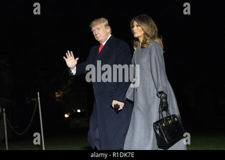 Washington, District of Columbia, USA. 11 Nov, 2018. Präsidenten der Vereinigten Staaten Donald J. Trumpf und die erste Dame Melania Trump zurück an das Weiße Haus in Washington, DC ankommen, nachdem die Teilnahme an Veranstaltungen zum 100. Jahrestag des Ersten Weltkrieges Waffenstillstand am Sonntag, 11. November 2018 Credit: Chris Kleponis/CNP/ZUMA Draht/Alamy leben Nachrichten Stockfoto