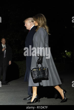 Washington, District of Columbia, USA. 11 Nov, 2018. Präsidenten der Vereinigten Staaten Donald J. Trumpf und die erste Dame Melania Trump zurück an das Weiße Haus in Washington, DC ankommen, nachdem die Teilnahme an Veranstaltungen zum 100. Jahrestag des Ersten Weltkrieges Waffenstillstand am Sonntag, 11. November 2018 Credit: Chris Kleponis/CNP/ZUMA Draht/Alamy leben Nachrichten Stockfoto