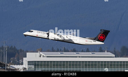 Richmond, British Columbia, Kanada. 4 Nov, 2018. Eine Air Canada Express Bombardier Q400 Turboprop regional Airliner (C-GGMZ)) zieht aus Vancouver International Airport. Die airliner ist im Besitz von Jazz Aviation betrieben und fliegt im Auftrag von Air Canada. Credit: bayne Stanley/ZUMA Draht/Alamy leben Nachrichten Stockfoto