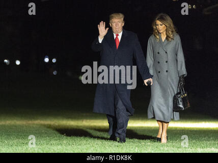 Washington, District of Columbia, USA. 11 Nov, 2018. Präsidenten der Vereinigten Staaten Donald J. Trumpf und die erste Dame Melania Trump zurück an das Weiße Haus in Washington, DC ankommen, nachdem die Teilnahme an Veranstaltungen zum 100. Jahrestag des Ersten Weltkrieges Waffenstillstand am Sonntag, 11. November 2018 Credit: Chris Kleponis/CNP/ZUMA Draht/Alamy leben Nachrichten Stockfoto