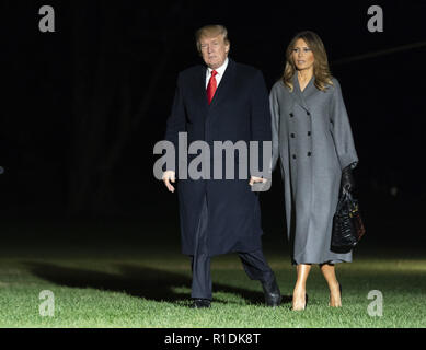 Washington, District of Columbia, USA. 11 Nov, 2018. Präsidenten der Vereinigten Staaten Donald J. Trumpf und die erste Dame Melania Trump zurück an das Weiße Haus in Washington, DC ankommen, nachdem die Teilnahme an Veranstaltungen zum 100. Jahrestag des Ersten Weltkrieges Waffenstillstand am Sonntag, 11. November 2018 Credit: Chris Kleponis/CNP/ZUMA Draht/Alamy leben Nachrichten Stockfoto