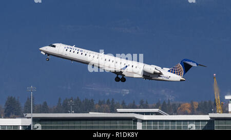 Richmond, British Columbia, Kanada. 2 Nov, 2018. Ein United Express (SkyWest Airlines) Bombardier CRJ-700 (N791SK) Schmalrumpfflugzeuge Single-aisle-Regional Jet Airliner sich entfernt vom internationalen Flughafen Vancouver. Die airliner ist im Besitz von SkyWest Airlines betrieben und fliegt im Auftrag von United Airlines. Credit: bayne Stanley/ZUMA Draht/Alamy leben Nachrichten Stockfoto