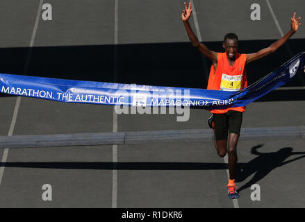 Athen, Griechenland. 11 Nov, 2018. Misoi Brimin Kipkorir von Kenia konkurriert während der 36 Athen Marathon in Athen, Griechenland, am 07.11.11., 2018. Credit: Marios Lolos/Xinhua/Alamy leben Nachrichten Stockfoto