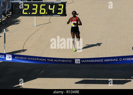 Athen, Griechenland. 11 Nov, 2018. Shelmith Muriuki von Kenia konkurriert während der 36 Athen Marathon in Athen, Griechenland, am 07.11.11., 2018. Credit: Marios Lolos/Xinhua/Alamy leben Nachrichten Stockfoto