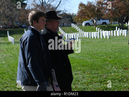 Virginia, USA. 11 Nov, 2018. Menschen besuchen Arlington National Friedhof am Veterans Day in Virginia, USA, November 11, 2018. Quelle: Liu Jie/Xinhua/Alamy leben Nachrichten Stockfoto