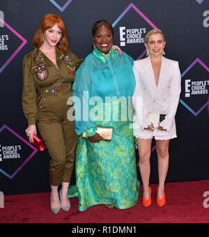 LOS ANGELES, Ca. November 11, 2018: Christina Hendricks, Retta & Mae Whitman auf der E! Der Menschen Choice Awards 2018 Barker Hangar, Santa Monica Airport. Bild: Paul Smith/Featureflash Stockfoto