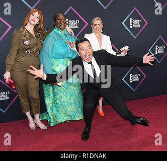 Santa Monica, Kalifornien, USA. 11 Nov, 2018. CHRISTINA HENDRICKS, RETTA, MAE WHITMAN, Jimmy Fallon kommen an die 2018 E! Der Menschen Choice Awards. Credit: Birdie Thompson/AdMedia/ZUMA Draht/Alamy leben Nachrichten Stockfoto