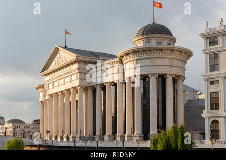 Das Museum für Archäologie über den Fluss Vardar bei Sonnenuntergang, Skopje, Skopje Region, Republik Nördlich Mazedonien Stockfoto