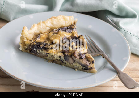 Pilz tart Slice auf Platte auf rustikalen Holztisch Stockfoto