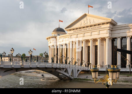 Das Museum der Archäologie und der Brücke der Zivilisation über den Fluss Vardar bei Sonnenuntergang, Skopje, Skopje Region, Republik Nördlich Mazedonien Stockfoto