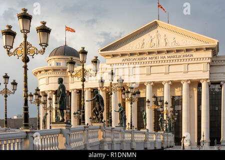 Das Museum der Archäologie und der Brücke der Zivilisation über den Fluss Vardar bei Sonnenuntergang, Skopje, Skopje Region, Republik Nördlich Mazedonien Stockfoto