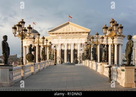 Das Museum der Archäologie und der Brücke der Zivilisation über den Fluss Vardar bei Sonnenuntergang, Skopje, Skopje Region, Republik Nördlich Mazedonien Stockfoto