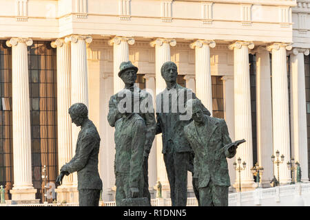 Das Museum für Archäologie über den Fluss Vardar bei Sonnenuntergang, Skopje, Skopje Region, Republik Nördlich Mazedonien Stockfoto