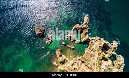 Antenne des Malerischen Ponta da Piedade Lagos, Portugal. Schroffe Felsen und Meer Aqua Ocean Waters in der Region Algarve in Portugal Stockfoto