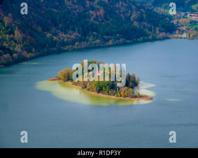 Tilt Shift Bild der Insel Woerth in der schliersee See im Herbst in Bayern Deutschland Stockfoto