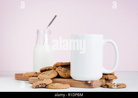 15 oz mug Mockup mit Cookies und Milch Stockfoto