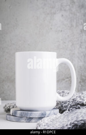 15 oz mug Mockup mit Marmor Untersetzer und eine graue Decke Stockfoto