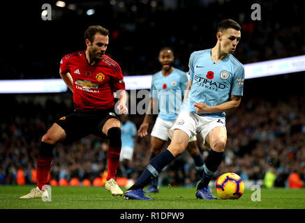 Von Manchester City Phil Foden (rechts) in Aktion während der Premier League Match an der Etihad Stadium, Manchester. Stockfoto