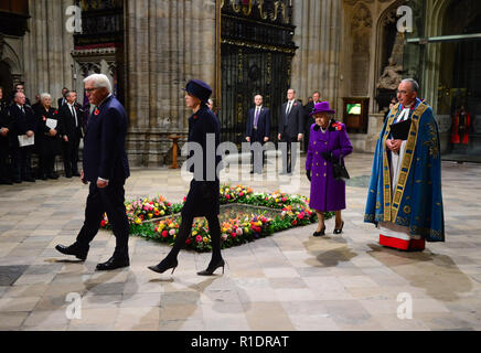 Königin Elizabeth II., Bundespräsident Dr. Frank-Walter Steinmeier und seine Frau Elke Budenbender an einem nationalen Service das 100-jährige Jubiläum des Waffenstillstandes am Westminster Abbey, London zu markieren. Stockfoto