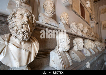 Marmorbüsten der Philosophen in der Halle des Philosophen, in der die Kapitolinischen Museen, Rom, Italien. Stockfoto