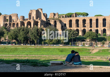 Blick über die Ruinen von Domus Augustana, Teil des Palastes von Domitian, auf dem Palatin Hügel; von Circo Massimo gesehen. Rom, Latium, Es Stockfoto