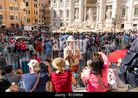 Horden von Touristen, die in der Trevi Brunnen ist eine der beliebtesten Touristenattraktionen in Rom, Italien. Stockfoto