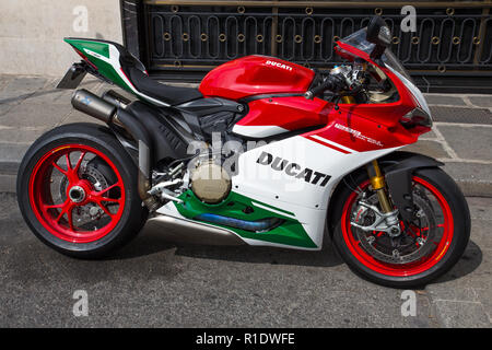 PARIS, Frankreich, 5. September 2018 - Ducati 1299 Panigale Final Edition tricolor Motorrad auf Miete für Touristen in Paris, Frankreich. Stockfoto