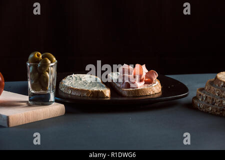 Sandwich mit mortadela und Tomaten und Oliven Stockfoto