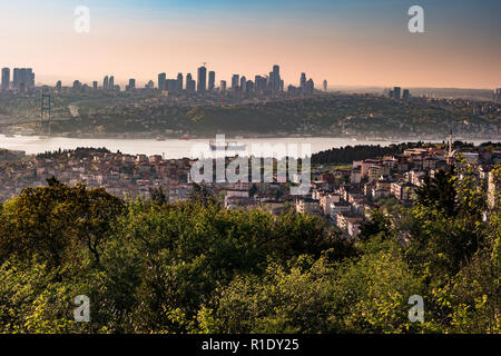 Panorama von Istanbul und die Bosporus-Brücke, Istanbul, Türkei Stockfoto