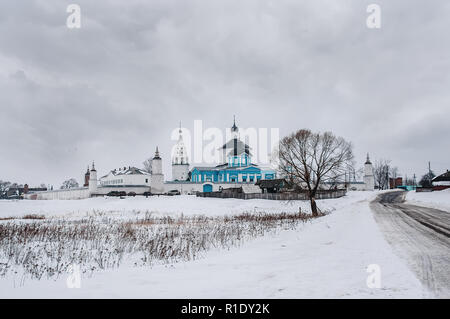 Herbst Landschaft mit einem alten Kloster. Bobrenevsky Kloster in der Nähe der Stadt Kolomna, Moskau, Russland. Touristische Attraktionen. Stockfoto