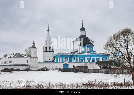 Herbst Landschaft mit einem alten Kloster. Bobrenevsky Kloster in der Nähe der Stadt Kolomna, Moskau, Russland. Touristische Attraktionen. Stockfoto