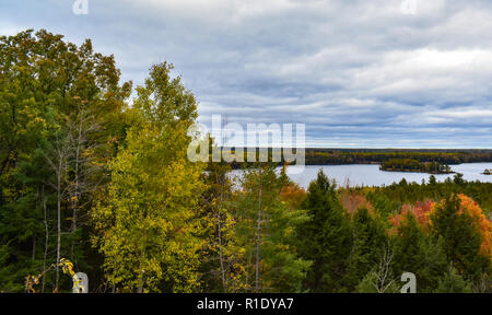 Ansicht der Ausable River Valley von einem Vista canoers Denkmal. Dieses vista ist in der Hurona National Forest befindet. Die wechselnden Farben geholfen. Stockfoto