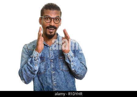 Junge glücklich Inder überrascht Studio Portrait vor weißem Hintergrund Stockfoto